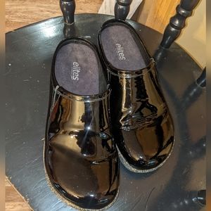 Elites by walking cradles sz 10 black clogs